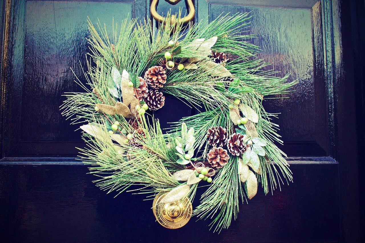Fir and fircones Xmas Wreath, what Jobs to do in the garden in December