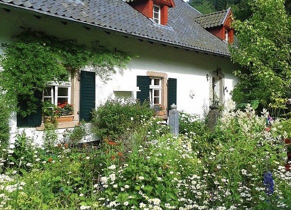 10 Steps To A Perfect English Cottage Garden Design. Cottage Garden Flowers